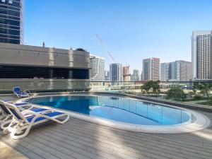 Bazén v ubytování VayK - Trendy One Bedroom near Dubai Mall nebo v jeho okolí