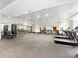 Fitness centrum a/nebo fitness zařízení v ubytování VayK - Trendy One Bedroom near Dubai Mall