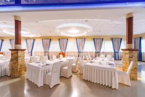 Restoran või mõni muu söögikoht majutusasutuses Sovinyon Resort