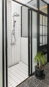 een badkamer met een douche en een potplant bij Monastiraki #WallsFree CityCenter- Unspoiled Athens Apartments in Athene +92 foto's