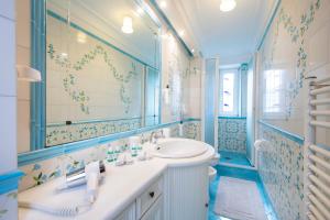 bagno con lavandino, servizi igienici e specchio di B&B Marcantonio - Ischia Ponte a Ischia