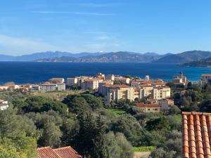 une vue d'une ville et de l'eau dans l'établissement San Lucianu - Appt vue mer et montagne, à LʼÎle-Rousse