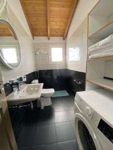 łazienka z umywalką i pralką w obiekcie Villa Yseni w mieście Orikum