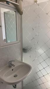 La salle de bains est pourvue d'un lavabo et d'un miroir. dans l'établissement Hotel Sole, à Marina di Massa