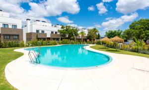 - une piscine d'eau bleue dans un complexe dans l'établissement Hoyo 17 San Roque Club 2406, à San Roque