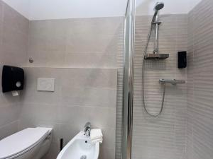 uma casa de banho com um chuveiro, um WC e um lavatório. em YUGOGO MAZZINI 41 - BILOCALE Trento Centro em Trento