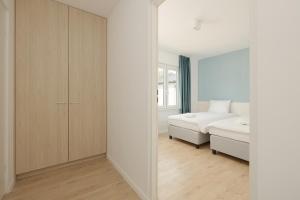 Postel nebo postele na pokoji v ubytování BURSZTYN - BERNSTEIN APARTMENTS
