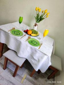 アルマトイにあるСтильный уют в центреの果物2皿付きテーブル