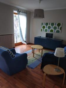 un soggiorno con divano blu e tavolo di Casa di Giò a Pettenasco