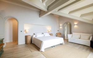 1 dormitorio con cama blanca y sofá blanco en Villa San Jaume Apostol Luxury, en Tossa de Mar 41 fotos más