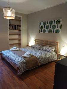 1 dormitorio con 1 cama con 2 toallas en Casa di Giò en Pettenasco