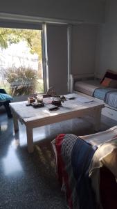 una mesa de madera en una habitación con ventana en Casa en Tandil en Tandil