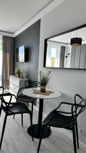 comedor con mesa y sillas en Apartament Golden Loft Studio Planeta Mielno - 100m od plaży, en Mielno