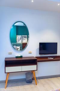 Televiisor ja/või meelelahutuskeskus majutusasutuses Jasmine Pyramids Hotel