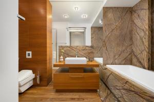 Kúpeľňa v ubytovaní ECRU 3-Bedroom Luxurious Apartment WWA21