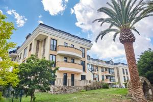 a palm tree in front of a building at Apartagal-San Miguel Barreiros in Barreiros