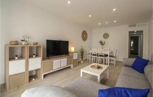 TV a/nebo společenská místnost v ubytování 3 Bedroom Nice Apartment In Benajarafe