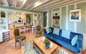 sala de estar con sofá azul y mesa en Gorgeous Home In Thierville With Heated Swimming Pool, 