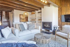 a living room with a couch and a fireplace at Luderna - Casa Catania in Naut Aran