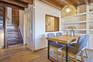 a dining room with a wooden table and chairs at Luderna - Casa Catania in Naut Aran