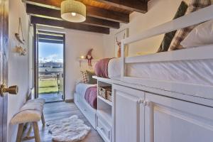 a bedroom with a bunk bed and a sliding door at Luderna - Casa Catania in Naut Aran