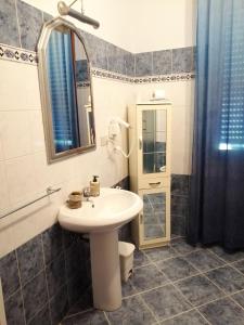 a bathroom with a sink and a mirror at Villa Oasi in San Giuliano Terme