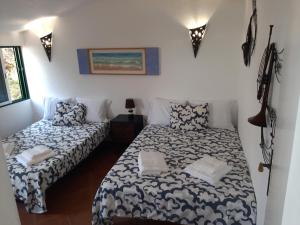 2 camas en una habitación con paredes blancas en Alfamar V3 Falésia Beach, en Albufeira