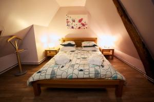 1 Schlafzimmer mit 2 Betten im Dachgeschoss in der Unterkunft Le COLVERT in Le Hanouard