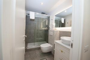 a bathroom with a shower and a toilet and a sink at Residenza Catullo - Apartments in Verona