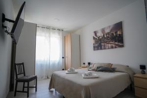 een slaapkamer met een bed met handdoeken erop bij Bnbook-Borromeo 4 Fiera Milano Rho in Rho
