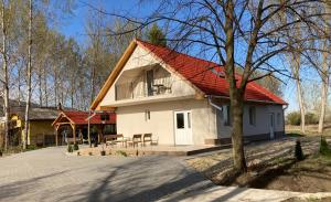 una gran casa blanca con techo rojo en Megnyugtat-LAK Vendégház, en Tokaj
