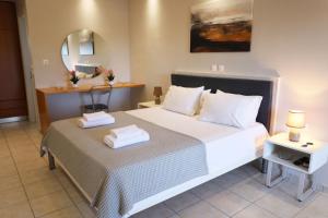 Un pat sau paturi într-o cameră la Dallas Hotel
