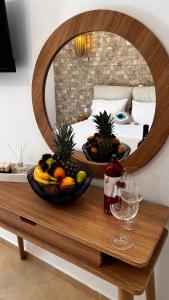 帕爾加的住宿－Julys House，镜子前的桌子上放着一碗水果