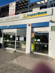 Supermarket lub sklepy w pobliżu tej willi