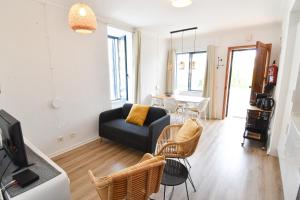 un soggiorno con un divano e un tavolo di Beach house Quiaios I Figueira da Foz a Quiaios