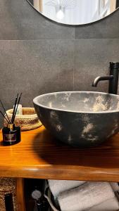 帕爾加的住宿－Julys House，浴室设有木制柜台上的黑碗水槽