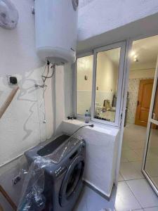 - un lave-linge dans une pièce avec un miroir dans l'établissement Fayb-Sweet-Home-2 - El-Wifaq, à Agadir