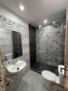 La salle de bains est pourvue de toilettes, d'un lavabo et d'une douche. dans l'établissement Fayb-Sweet-Home-2 - El-Wifaq, à Agadir