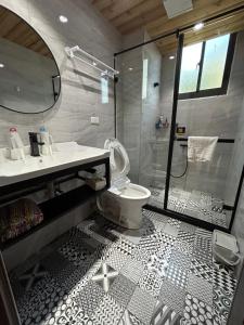 a bathroom with a shower and a toilet and a sink at 魚池白宮458 in Yuchi +45 photos
