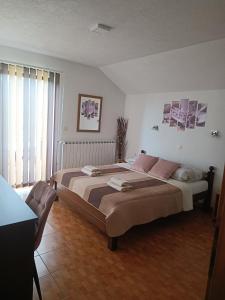 ein Schlafzimmer mit einem großen Bett in einem Zimmer in der Unterkunft Rooms Marijanović Plitvice in Vrelo Koreničko