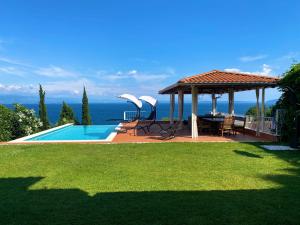 Bazén v ubytování VILLA LOVRAN - 150m to the beach - infinity pool - incredible sea view - fitness room nebo v jeho okolí