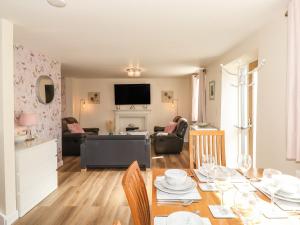 uma sala de jantar e sala de estar com mesa e cadeiras em The Granary em Wigton