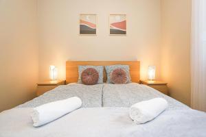 Postel nebo postele na pokoji v ubytování Golden Apartman Balatonlelle + 42 fotografií