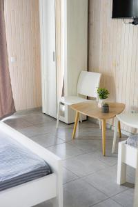 - un salon avec une table et une chaise dans l'établissement Lotus & Spa, à Solotvyno