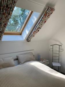- une chambre avec un lit et une fenêtre dans l'établissement Ferienhaus Busch, à Leipzig