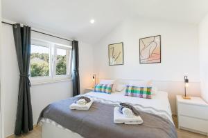 Un dormitorio con una cama con toallas. en Apartments Karisima2, en Korčula