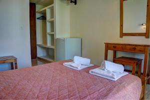Postel nebo postele na pokoji v ubytování Hotel Benitses Arches