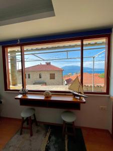 una scrivania in una stanza con una grande finestra di Nafpaktos Castle Studio a Nafpaktos
