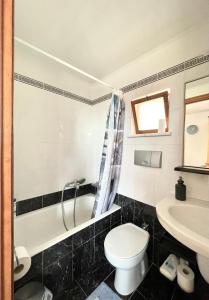 ein Badezimmer mit einem WC, einer Badewanne und einem Waschbecken in der Unterkunft Nafpaktos Castle Studio in Nafpaktos