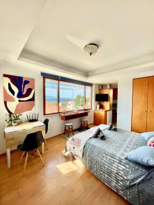 ein Schlafzimmer mit einem Bett, einem Schreibtisch und einem Entskablish in der Unterkunft Nafpaktos Castle Studio in Nafpaktos
